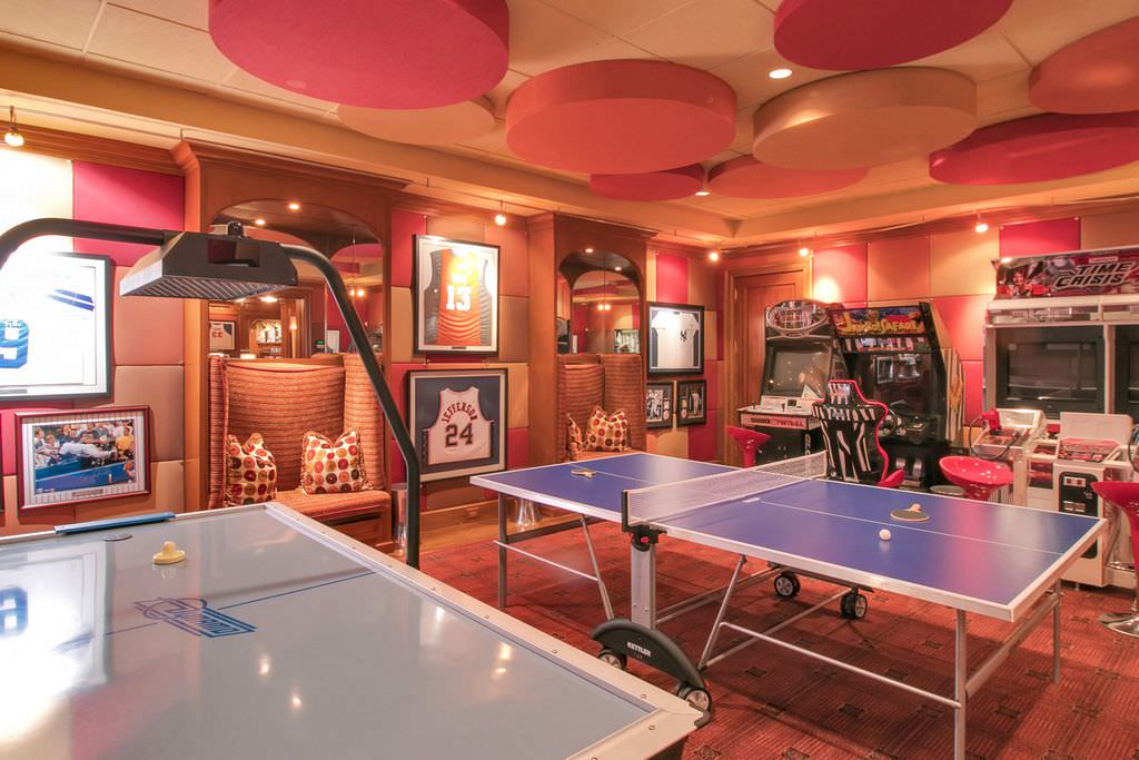 اتاق بازی خانگی که دارای میز پینگ پنگ، دو دستگاه ویدئویی و دستگاه رومیزی و اسپرت می باشد